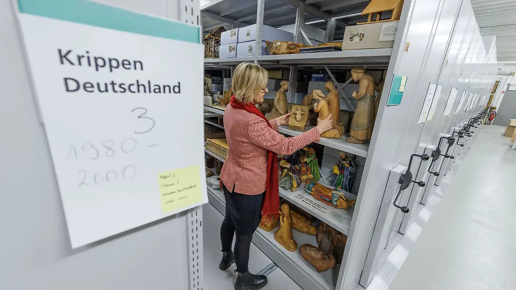 Museumsleiterin-Anja-Schoene-blickt-auf-archivierte-Krippen-in-einem-Depot-Das-Religio-Westfaelisches-Museum-fuer-religioese-Kultur-beherbergt-nach-eigenen-Angaben-eine-der-groessten-Krippensammlungen-in-Deutschland