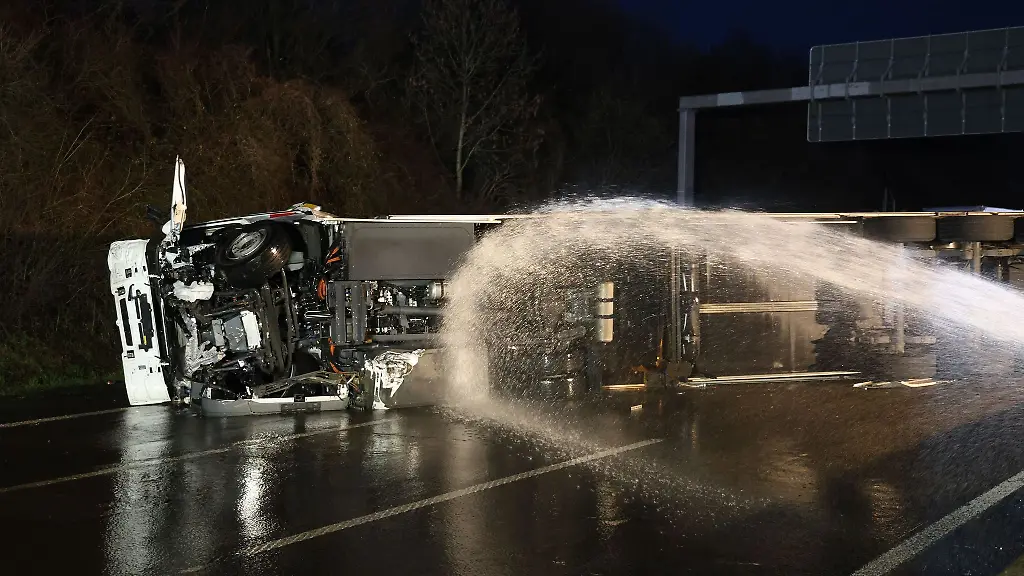 Mit-grossen-Mengen-Wasser-werden-die-brennenden-Akkus-gekuehlt