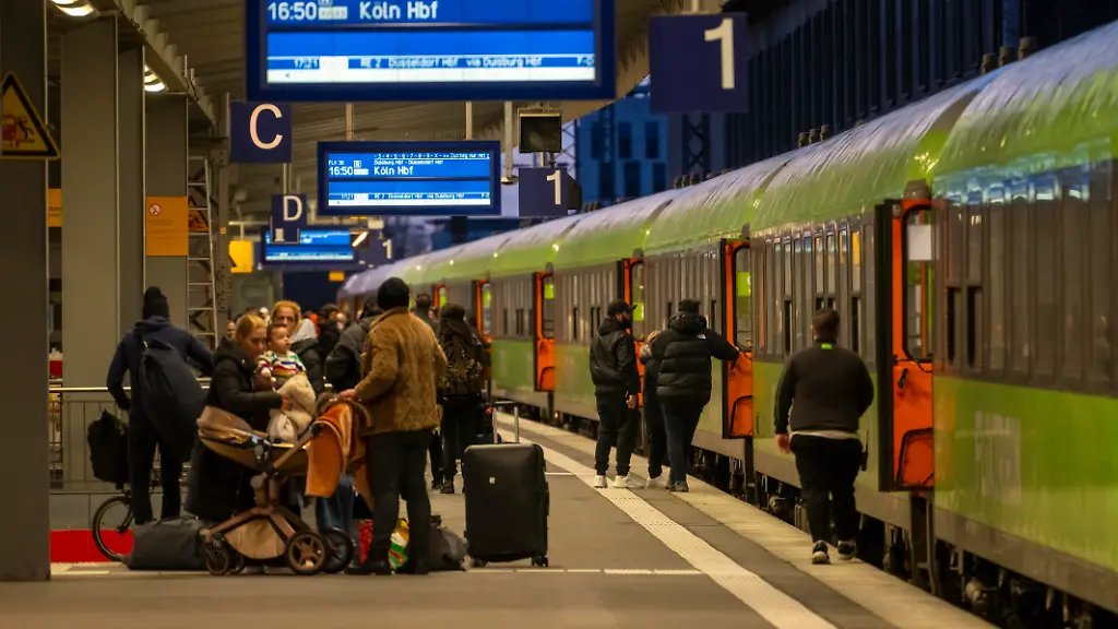 Flixtrain-im-Hauptbahnhof-von-Essen-am-Bahnsteig-NRW-Deutschland