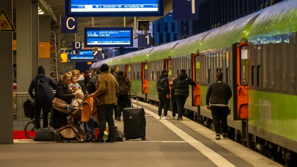 Flixtrain-im-Hauptbahnhof-von-Essen-am-Bahnsteig-NRW-Deutschland