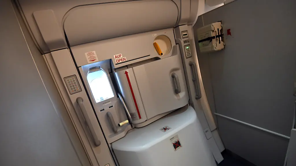 Geschlossene-Flugzeugtuer-Tuer-Langstreckenmaschine-vom-Typ-Airbus-A380-der-Lufthansa-landet-am-12-04-2023-erstmals-wieder-in-Muenchen-auf-dem-Franz-Josef-Strauss-Flughafen