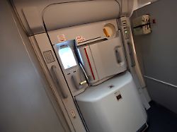 Schreck über den Wolken: Passagier versucht, Flugzeugtür in der Luft zu öffnen