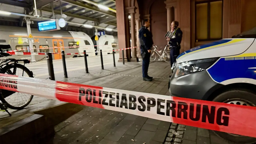 Der-Bonner-Hauptbahnhof-blieb-bis-in-die-Nacht-gesperrt