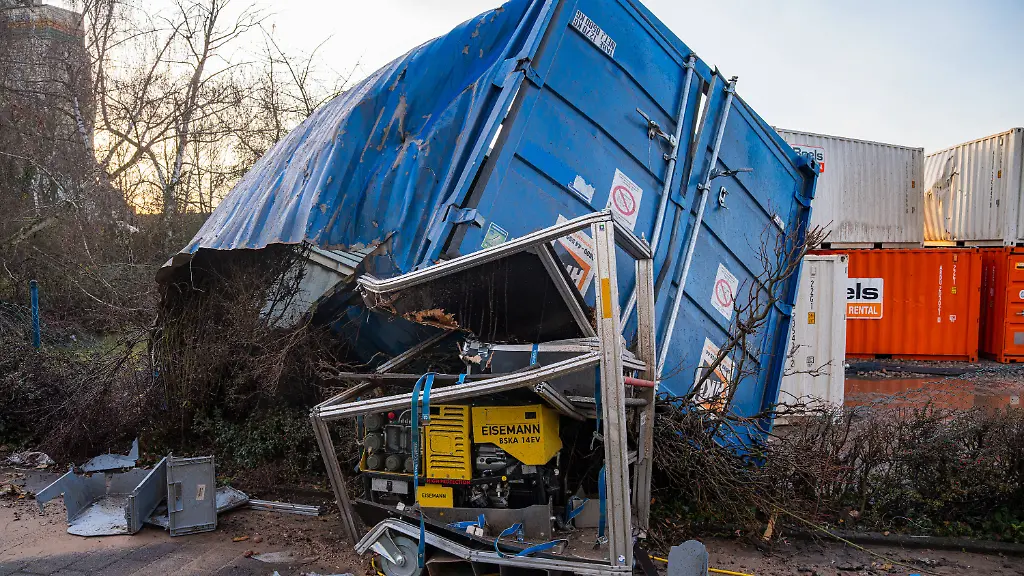 Weltkriegsbombe-gesprengt-Grosse-Evakuierung-endet-ohne-Verletzte-Am-Donnerstag-11-12-2025-ist-im-Hanauer-Stadtteil-Grossauheim-eine-250-Kilogramm-schwere-Weltkriegsbombe-kontrolliert-gesprengt-worden-Der-Sprengkoerper-war-bereits-am-09-12-2025-in-der-Lise-Meitner-Strasse-gefunden-worden-woraufhin-ein-Evakuierungsradius-von-rund-1-000-Metern-eingerichtet-wurde-Rund-4-500-Bewohner-mussten-am-Donnerstag-ab-07-00-Uhr-ihre-Wohnungen-verlassen-Strassen-Bahnverkehr-Buslinien-und-der-Schiffsverkehr-auf-dem-Main-wurden-im-betroffenen-Bereich-gesperrt-Um-12-58-Uhr-meldete-die-Stadt-die-erfolgreiche-Sprengung-ohne-Personenschaeden-und-hob-die-Evakuierung-auf