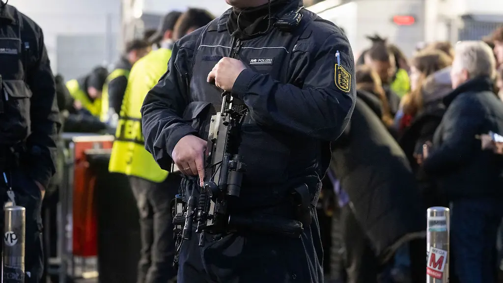 Zahlreiche-Polizeikraefte-waren-bei-dem-Spiel-in-Stuttgart-im-Einsatz