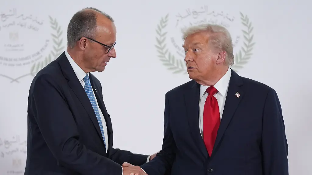 Donald-Trump-r-Praesident-der-USA-begruesst-Bundeskanzler-Friedrich-Merz-CDU-zum-Gipfel-fuer-den-Frieden-um-eine-Vereinbarung-zwischen-der-Hamas-und-Israel-formell-zu-besiegeln