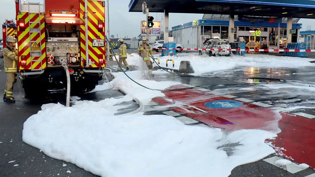 Bei-dem-Brand-an-einer-Tankstelle-wurde-laut-Polizei-niemand-verletzt
