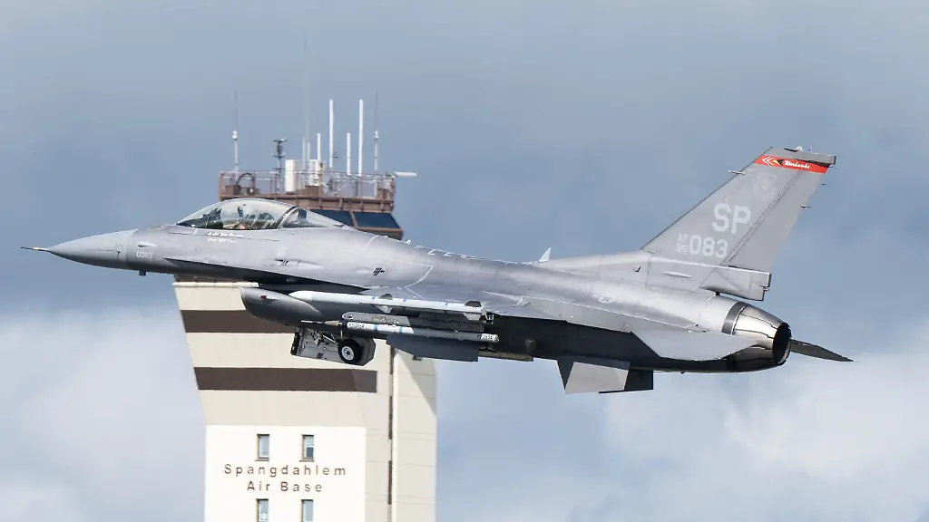 Ein-F-16-Kampfjet-der-US-Airforce-hebt-von-der-Airbase-in-Spangdahlem-ab