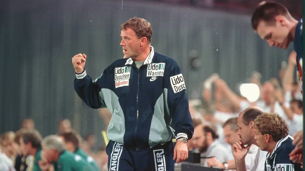 Coach-Lothar-Doering-mit-geballter-Faust-am-Spielfeldrand-Coach-Lothar-Doering-with-concentrated-fist-at-Field-edge