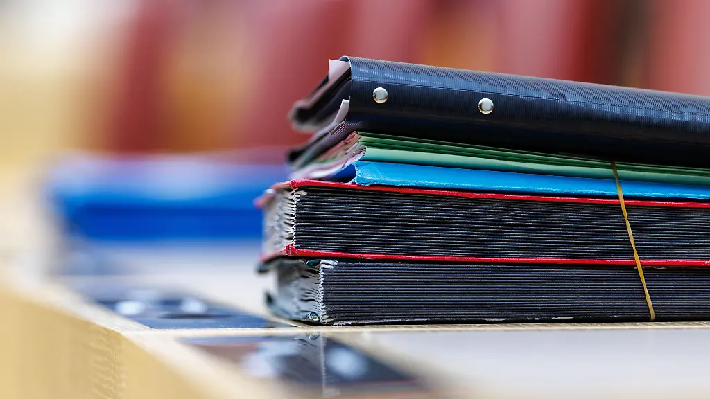 Mappen-mit-Akten-liegen-in-einer-Plenarsitzung-des-Bayerischen-Landtags-in-Muenchen-Bayern-auf-der-Regierungsbank