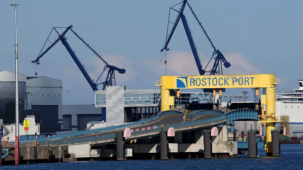 Die-Haefen-erfuellen-eine-nationale-Aufgabe-so-Wirtschaftsminister-Wolfgang-Blank-parteilos