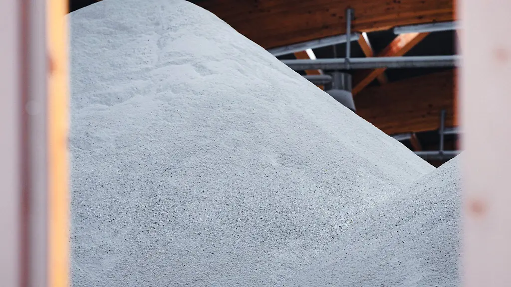 In-einer-Salzlagerhalle-tuermt-sich-das-Streumittel-fuer-den-Winterdienst