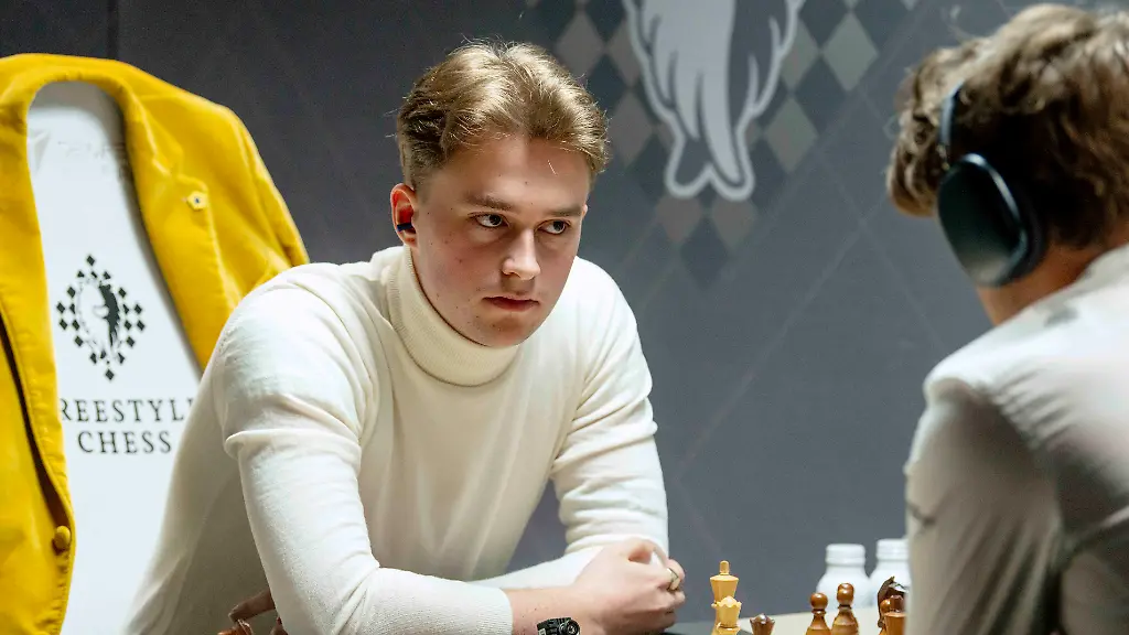 July-16-2025-Las-Vegas-Nevada-USA-VINCENT-KEYMER-squares-off-against-MAGNUS-CARLSEN-during-play-at-the-750-000-Freestyle-Chess-Grand-Slam-event-at-the-Wynn-Las-Vegas