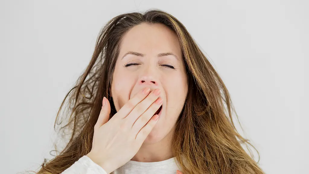 ILLUSTRATION-Eine-junge-Frau-gaehnt-am-17-03-2015-in-einem-Studio-in-Berlin