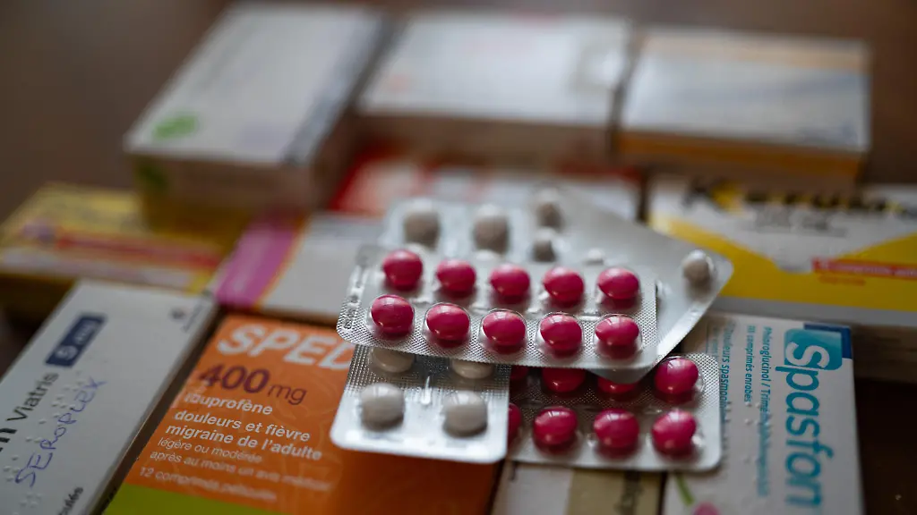 France-2025-12-08-Health-and-illness-illustration-tablets-pills-capsules-medicines-Lack-shortage-reimbursement-and-delisting-of-certain-drugs-by-social-security-and-health-insurance-France-2025-12-08-Illustration-sante-et-maladie-tablettes-de-comprimes-pilules-gelules-medicaments-Manque-penurie-remboursement-et-deremboursement-de-certains-medicaments-par-la-securite-sociale-et-l-assurance-maladie