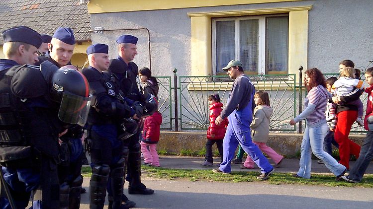 Die Polizei schützt ein Roma-Viertel in Hejöszalonta.