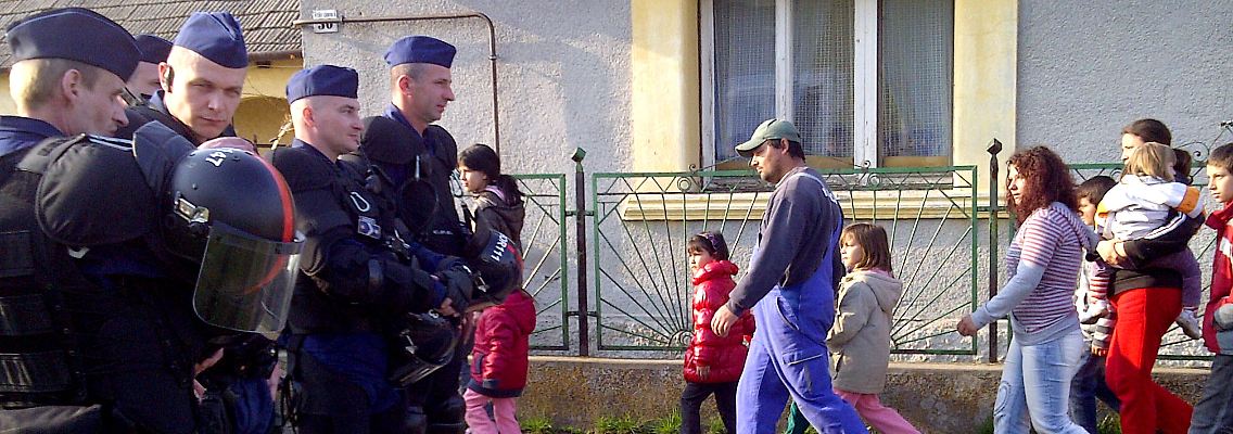 Die Polizei schützt ein Roma-Viertel in Hejöszalonta.