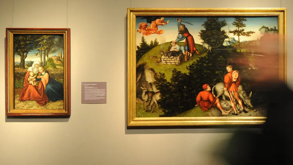 Ein-Mann-geht-am-Mittwoch-13-04-2011-in-Muenchen-Oberbayern-nach-einer-Pressekonferenz-zur-Ausstellung-Cranach-in-Bayern-an-den-Gemaelden-l-r-Hl-Anna-selbdritt-um-1516-Opfer-Abrahams-1530-und-Adam-und-Eva-1510er-Jahre-vorbei-Die-dritte-Ausstellung-anlaesslich-des-175-Geburtstags-der-Alten-Pinakothek-praesentiert-30-ausgewaehlte-Gemaelde-Lucas-Cranachs-d-Ae-Die-Exposition-ist-vom-14-04-2011-bis-zum-17-07-2011-fuer-das-Publikum-geoeffnet