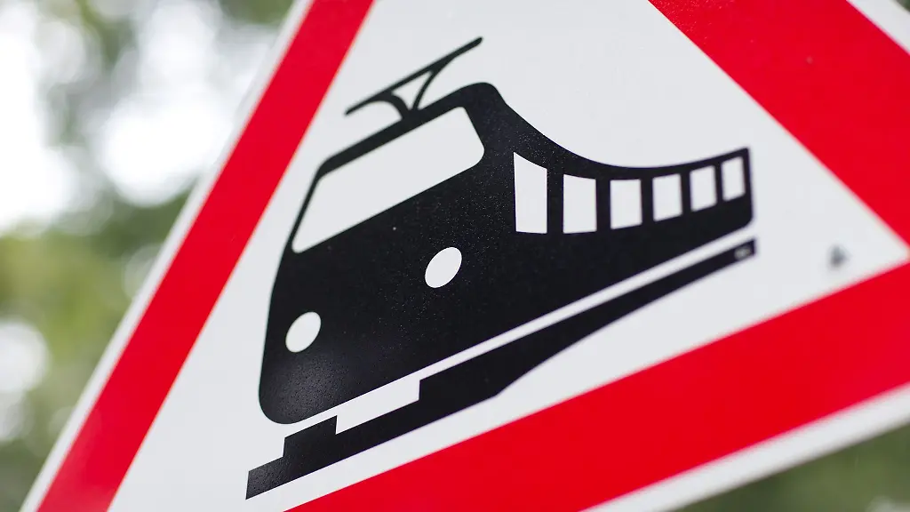 Ein-Lastwagen-ist-an-einem-Bahnuebergang-stecken-geblieben-Der-Fahrer-durchfuhr-daraufhin-die-Schranke