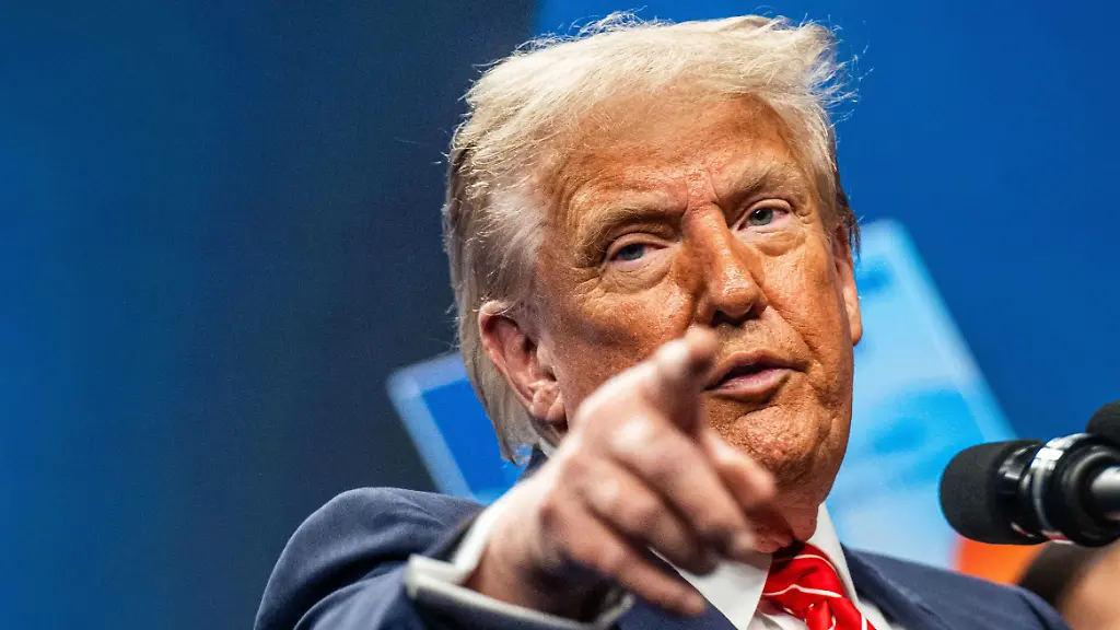 2025-06-25-16-31-04-DEN-HAAG-Donald-Trump-PrA-sident-der-Vereinigten-Staaten-wA-hrend-einer-Pressekonferenz-nach-dem-NATO-Gipfel-im-Weltforum-Den-Haag-Die-Niederlande-sind-zum-ersten-Mal-in-der-Geschichte-der-NATO-Gastgeber-eines-NATO-Gipfels