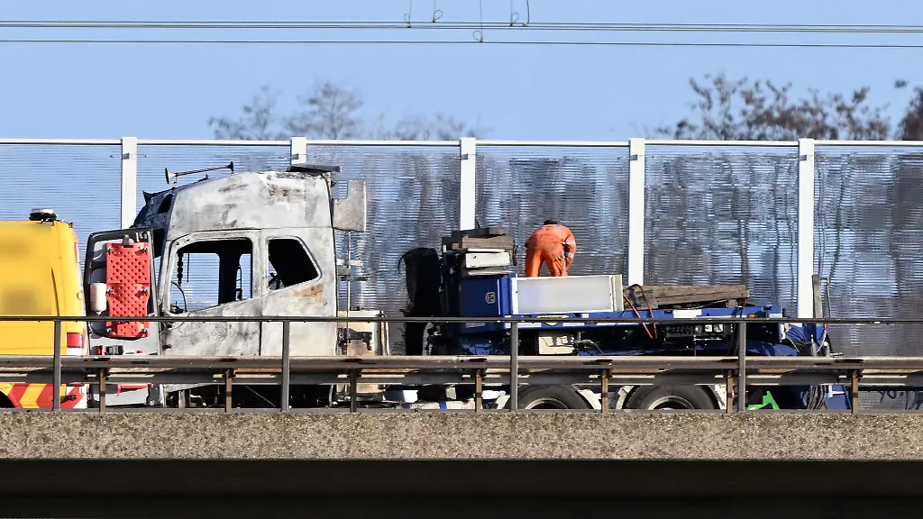 Der-Lastwagen-war-auf-der-Bruecke-in-Brand-geraten