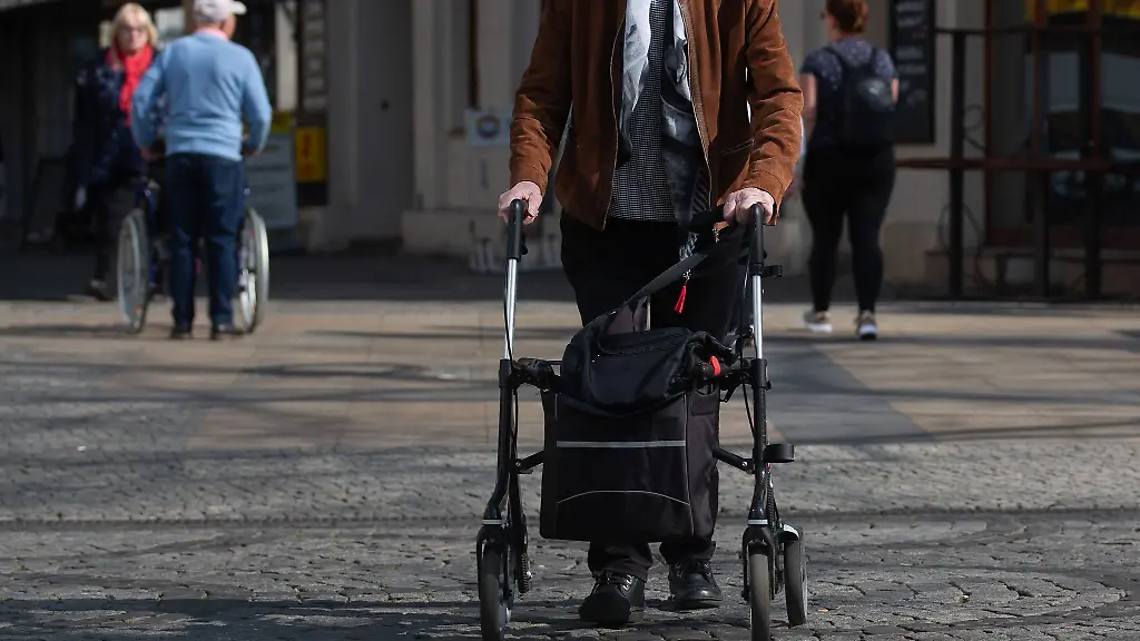 Viele-pflegebeduerftige-Menschen-werden-von-ihren-Angehoerigen-versorgt
