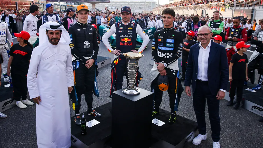 F1-ABU-DHABI-GRAND-PRIX-2025-BEN-SULAYEM-Mohammed-uae-President-of-the-FIA-PIASTRI-Oscar-aus-McLaren-F1-Team-MCL39-VERSTAPPEN-Max-ned-Red-Bull-Racing-RB21-NORRIS-Lando-gbr-McLaren-F1-Team-MCL39-DOMENICALI-Stefano-ita-Chairman-and-CEO-Formula-One-Group-FOG-portrait-on-the-grid-title-fight-during-the-2025-Formula-1-Abu-Dhabi-Grand-Prix-24th-round-of-the-2025-FIA-Formula-One-World-Championship-WM-Weltmeisterschaft-from-December-05-to-07-2025-on-the-Yas-Marina-Circuit-in-Abu-Dhabi-United-Arab-Emirates-Abu-DhabiUnited-Arab-Emirates-PUBLICATIONxNOTxINxFRAxBEL-Copyright-xXavixBonillax