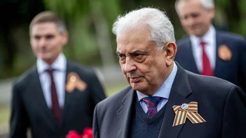 Sergej-Netschajew-russischer-Botschafter-in-Deutschland-kommt-zum-Gedenken-zum-80-Jahrestag-des-Endes-des-Zweiten-Weltkriegs-und-der-Befreiung-Deutschlands-vom-nationalsozialistischen-Terror-am-Sowjetischen-Ehrenmal-in-der-Schoenholzer-Heide-an