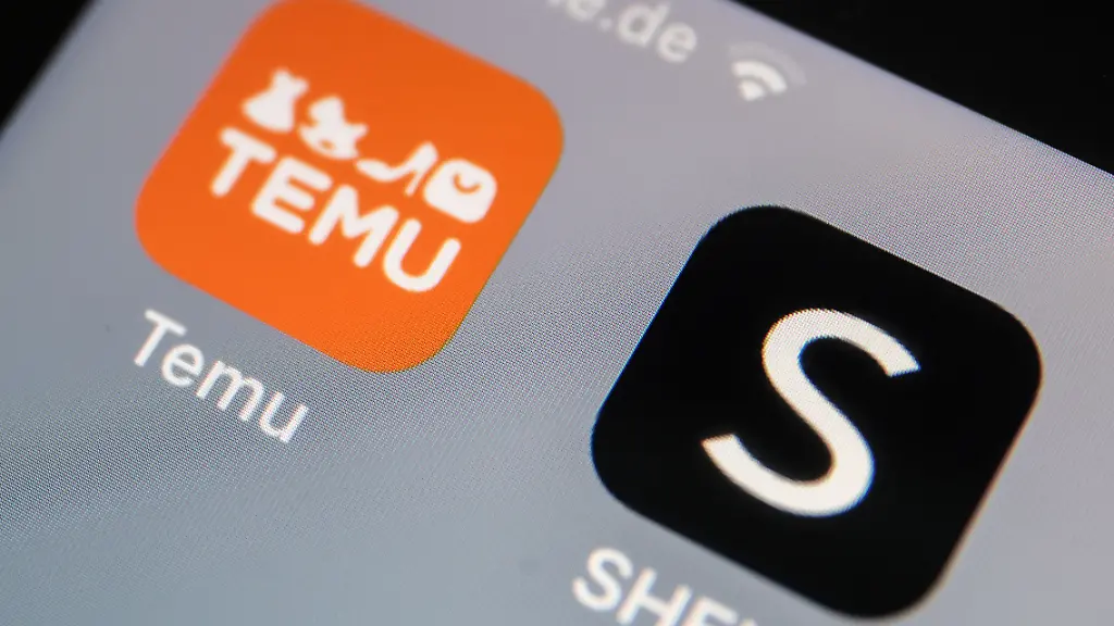 Die-Apps-der-Internethaendler-Temu-und-Shein-sind-auf-dem-Display-eines-Smartphones-zu-sehen