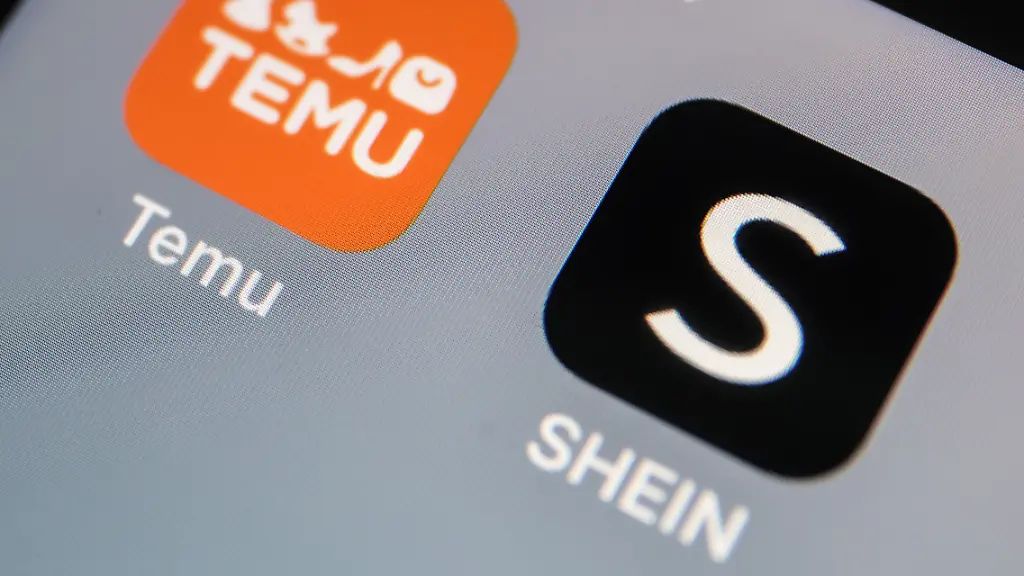 Die-Apps-der-Internethaendler-Temu-und-Shein-sind-auf-dem-Display-eines-Smartphones-zu-sehen