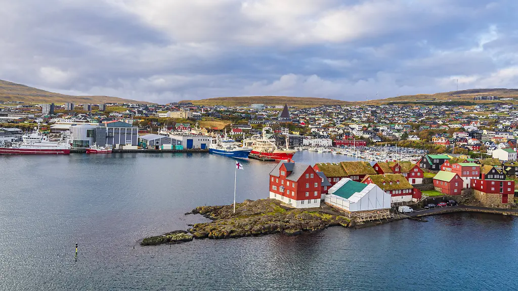 Blick-auf-die-Stadt-Torshavn-auf-den-Faeroeer-Inseln