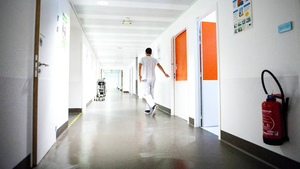 Reportage-in-the-pediatric-emergency-unit-in-a-hospital-in-Haute-Savoie-France-Nurse