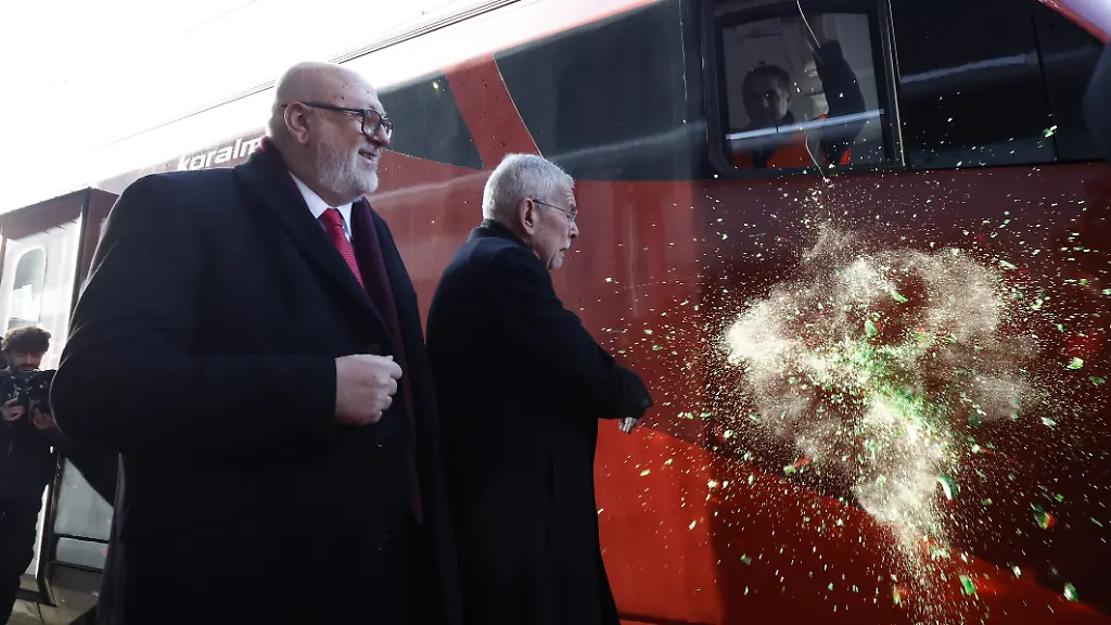Andreas-Matthae-l-CEO-OeBB-Holding-und-Bundespraesident-Alexander-Van-der-Bellen-Gruene-bei-der-Zugtaufe-Die-Koralmbahn-verkuerzt-Fahrzeiten-fuer-Reisende-und-Gueter-zwischen-der-Ostsee-und-der-Adria-erheblich