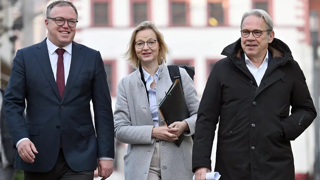 Mario-Voigt-l-CDU-Ministerpraesident-von-Thueringen-Katja-Wolf-BSW-Finanzministerin-und-stellvertretende-Ministerpraesidentin-von-Thueringen-und-Georg-Maier-SPD-Minister-fuer-Inneres-und-Kommunales-und-zweiter-stellvertretender-Ministerpraesident-von-Thueringen-kommen-gemeinsam-zu-einer-Pressekonferenz-im-Haus-Dacheroeden-Sie-ziehen-Bilanz-nach-einem-Jahr-gemeinsamer-Regierungsarbeit