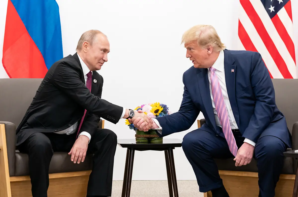 HANDOUT-Wladimir-Putin-l-Praesident-von-Russland-und-Donald-Trump-Praesident-der-USA-geben-sich-die-Haende-zu-sehen-in-der-Dokumentation-Erzfreunde-Trump-und-Putin-Undatierte-Filmaufnahme-Zum-20-Jahrestag-seiner-ersten-Wahl-zum-Praesidenten-von-Russland-bringt-Arte-unter-dem-Titel-20-Jahre-Putin-drei-Dokumentationen-hintereinander-Die-Dokumentation-Erzfreunde-Trump-und-Putin-laeuft-am-Dienstag-17-Maerz-2020-um-20-15-Uhr-auf-Arte