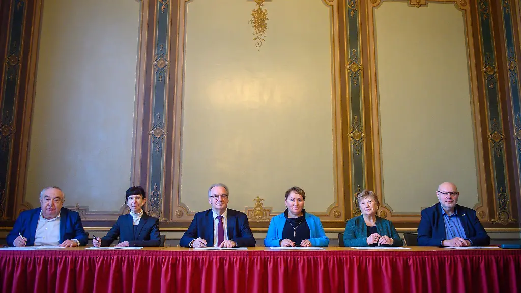 Ministerpraesident-Haseloff-M-unterzeichnet-in-Magdeburg-den-neuen-Staatsvertrag-des-Landes-Sachsen-Anhalt-mit-der-Juedischen-Gemeinschaft