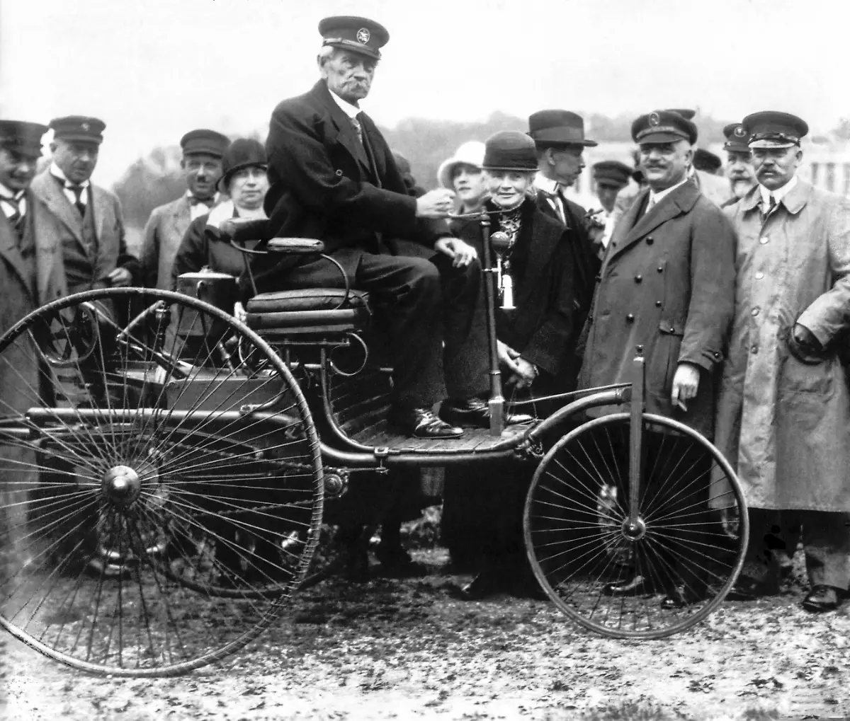 Aller-Auto-Anfang-Der-Benz-Patent-Motorwagen-wurde-1886-vorgestellt