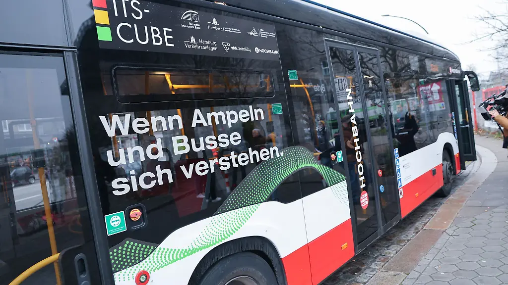 Seit-100-Jahren-gibt-es-Ampeln-in-Hamburg-und-bald-sollen-sie-noch-besser-mit-Bussen-und-Rettungsfahrzeugen-sprechen-koennen