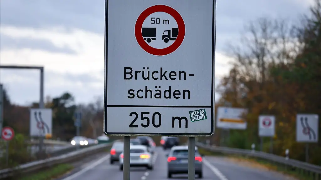 Die-Bruecke-ueber-die-Bahnschienen-in-Waren-Mueritz-muss-erneuert-werden-Eine-erste-Etappe-ist-nun-geschafft