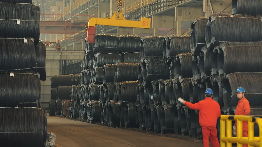 ARCHIV-02-11-2018-China-Dalian-Arbeiter-stehen-in-einer-Halle-in-der-Stahlprodukte-des-Unternehmens-Dongbei-Special-Steel-lagern-zu-dpa-USA-verteidigen-sich-vor-WTO-mit-Attacke-auf-Chinas-Handelspolitik-vom-17-12