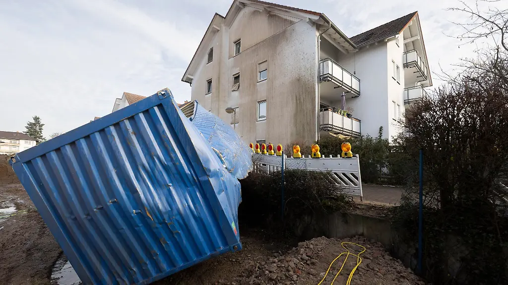 Die-Container-waren-vor-der-Sprengung-der-Bombe-durch-den-Kampfmittelraeumdienst-zum-Schutz-der-Haeuser-aufgestellt-worden-Die-Wucht-der-Explosion-war-jedoch-staerker-als-kalkuliert