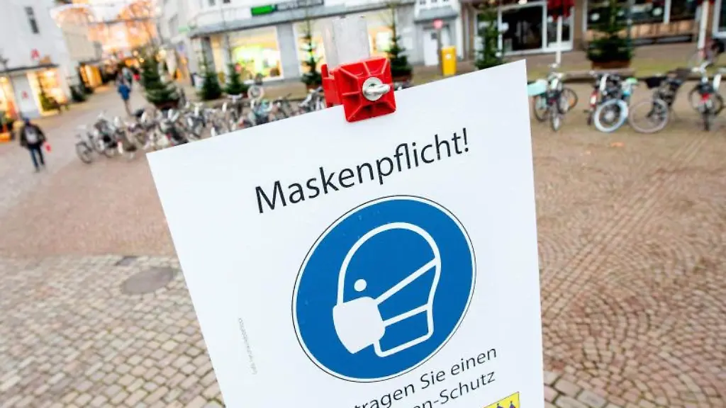 Ein-Schild-verweist-auf-dem-Julius-Moses-Platz-in-der-Oldenburger-Innenstadt-auf-die-Maskenpflicht
