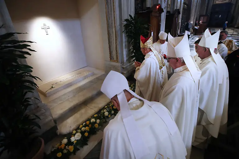 2025-04-30-16-03-06-ROME-NiederlA-ndische-BischA-fe-am-Grab-von-Papst-Franziskus-nach-einer-Messe-in-der-Basilika-Santa-Maria-Maggiore-Der-Besuch-ist-Teil-einer-nationalen-Pilgerreise-nach-Rom