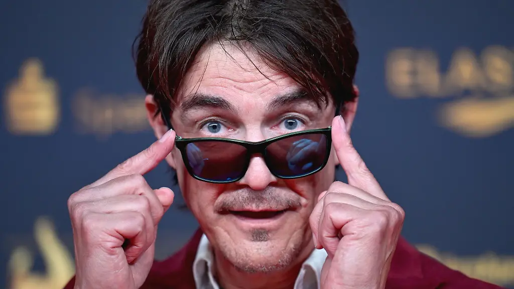 Matze-Knop-verteilt-an-Weihnachten-auch-selbst-Geschenke