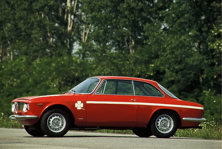 Heute-kennzeichnet-die-Modellbezeichnung-Junior-ein-kleines-SUV-von-Alfa-Romeo-1966-debuetierte-der-erste-Alfa-Junior-als-Coupe-im-Bertone-Design