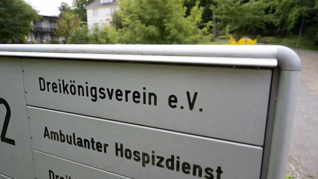 Beim-Benefizabend-werden-Spenden-fuer-die-Hospizarbeit-gesammelt