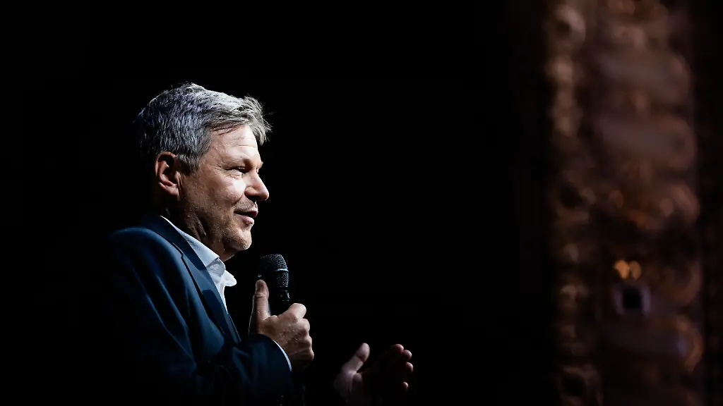 ARCHIV-05-10-2025-Berlin-Robert-Habeck-Buendnis-90-Die-Gruenen-Moderator-und-ehemaliger-Vizekanzler-spricht-bei-Habeck-Live-im-Berliner-Ensemble