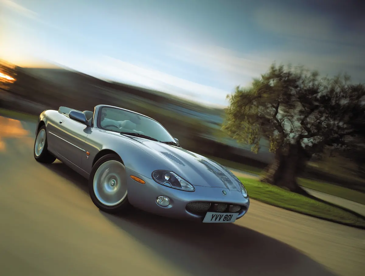 Kuenftig-schnurrt-sie-elektrisch-damals-bruellte-die-Katze-noch-mit-V8-Maschinen-Das-Jaguar-XK8-Cabrio-kam-1996-in-Fahrt
