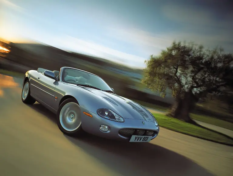 Kuenftig-schnurrt-sie-elektrisch-damals-bruellte-die-Katze-noch-mit-V8-Maschinen-Das-Jaguar-XK8-Cabrio-kam-1996-in-Fahrt