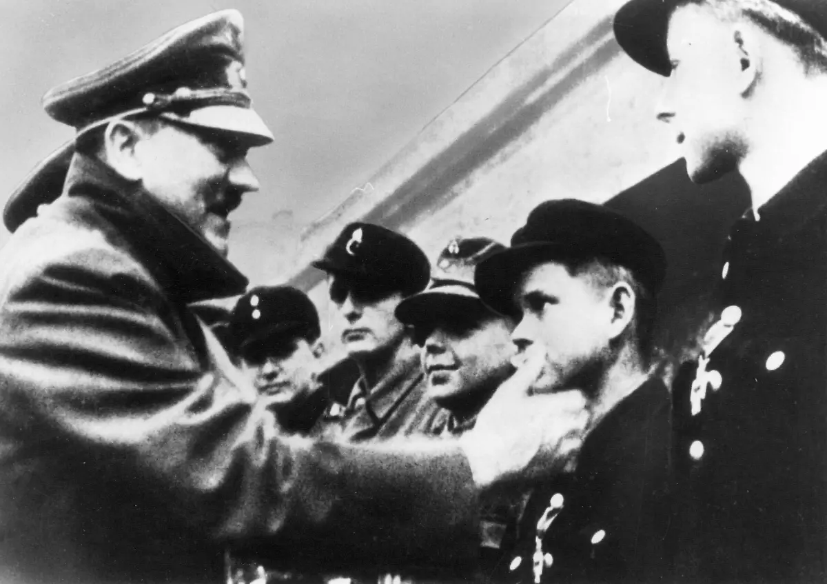 Adolf-Hitler-empfaengt-im-Garten-der-Reichskanzlei-in-Berlin-Hitlerjungen-des-Volkssturms